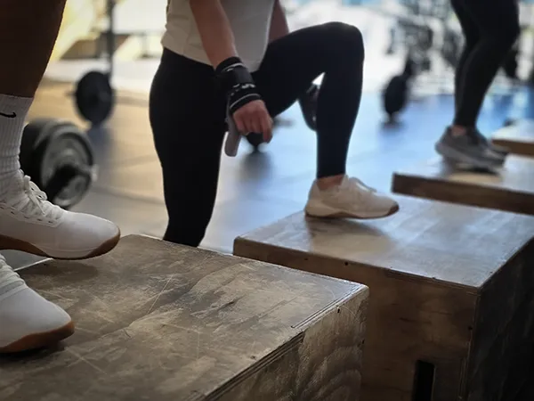 Box jumps pendant un cours Cardio à CrossFit Munera